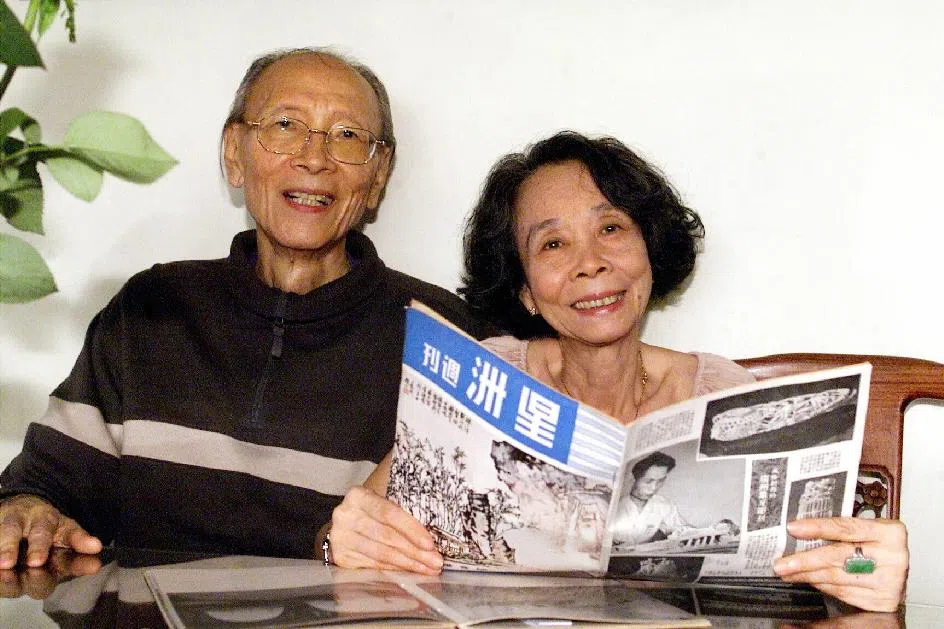 本地作家夫妻档黄大礼（左）与伍思静，摄于2003年。（档案照）
