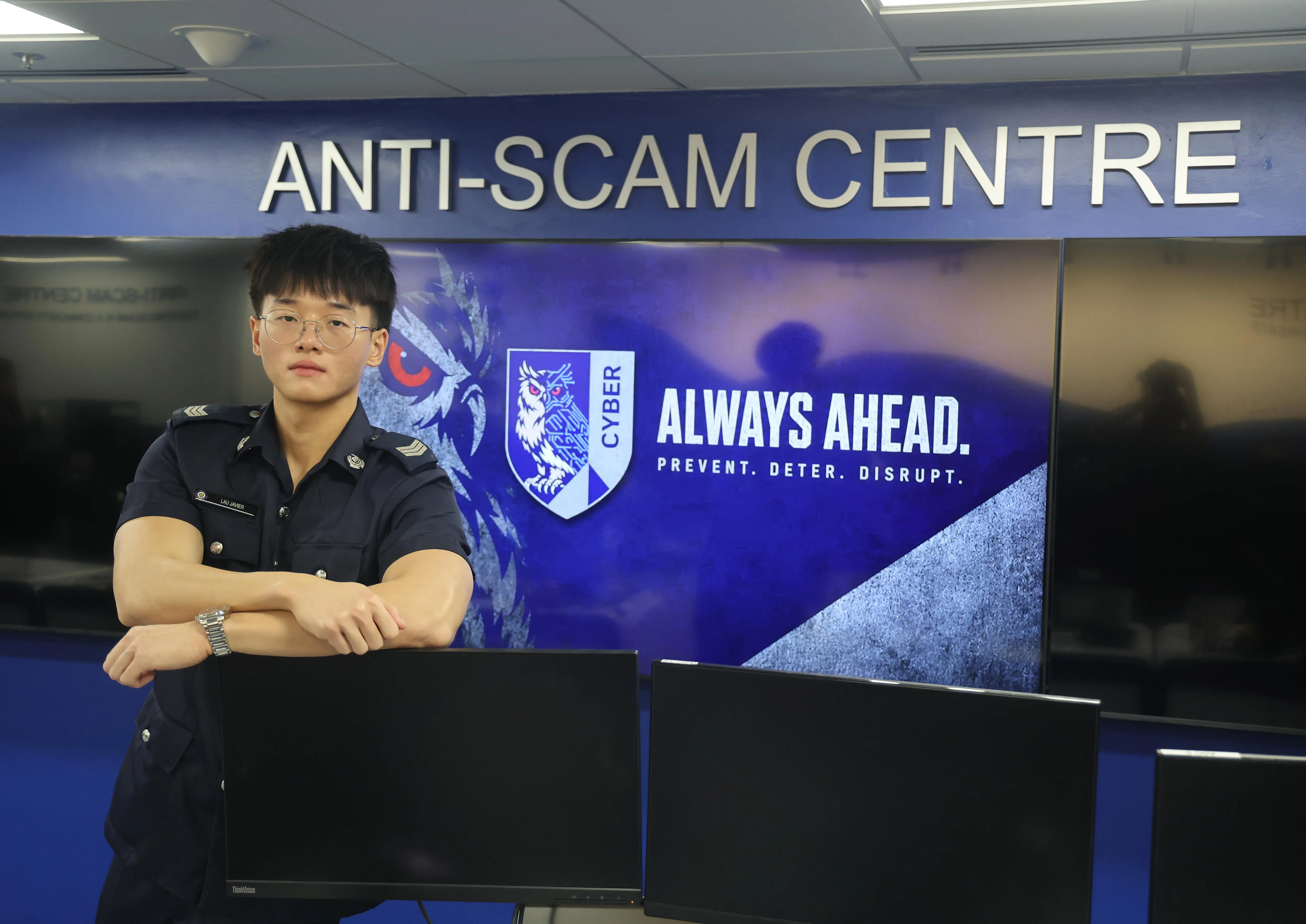 网络行动中心国民服役网络罪案操作员刘易轩（特警／警曹）指出，团队也开始利用人工智能辅助检测诈骗网站，释放人力处理其他要务。（唐家鸿摄）