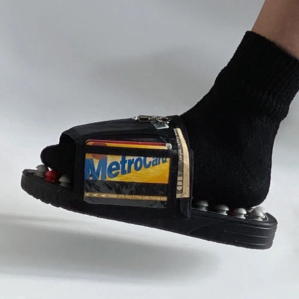 妮可为Opening Ceremony拖鞋添加放地铁卡和现金零钱的透明口袋。（互联网）