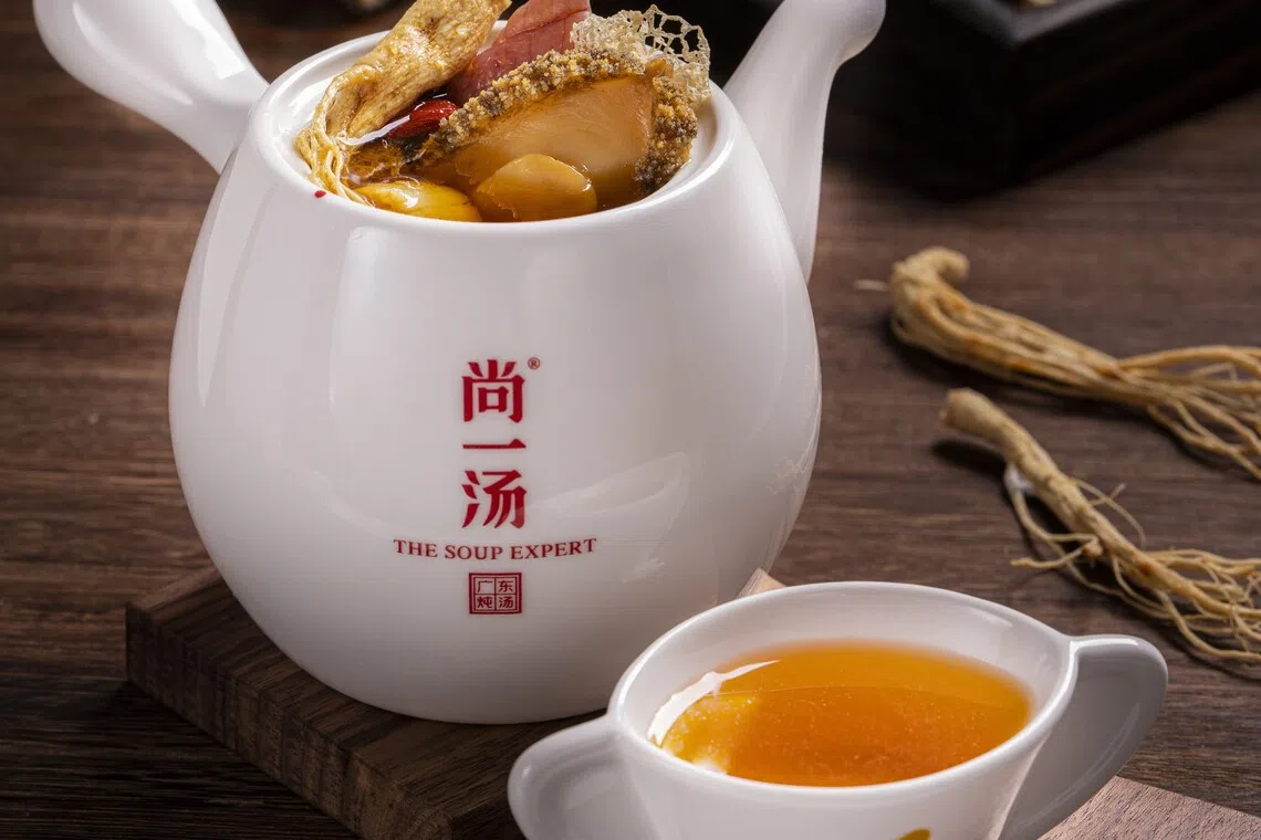 “尚一汤”的鲍鱼人参汤，盛装在精致茶壶内。（餐馆提供）