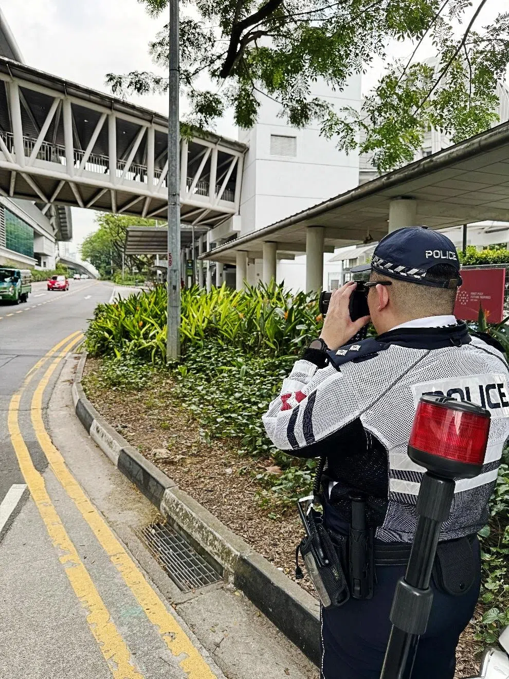 交警在执法行动中检查有否车辆超速驾驶。（警察部队提供）