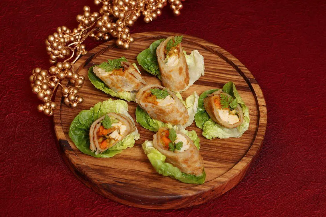 用印度煎饼和火鸡肉制作的迷你叻沙火鸡卷。（唐家鸿摄）