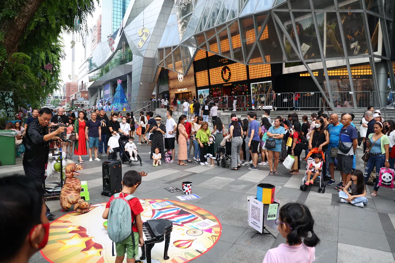 街头派对还有现场乐队演出、街舞、魔术等表演和游戏。（卓祾祎摄）