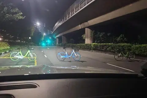 脚踏车横摆大马路 恶作剧行为险酿车祸