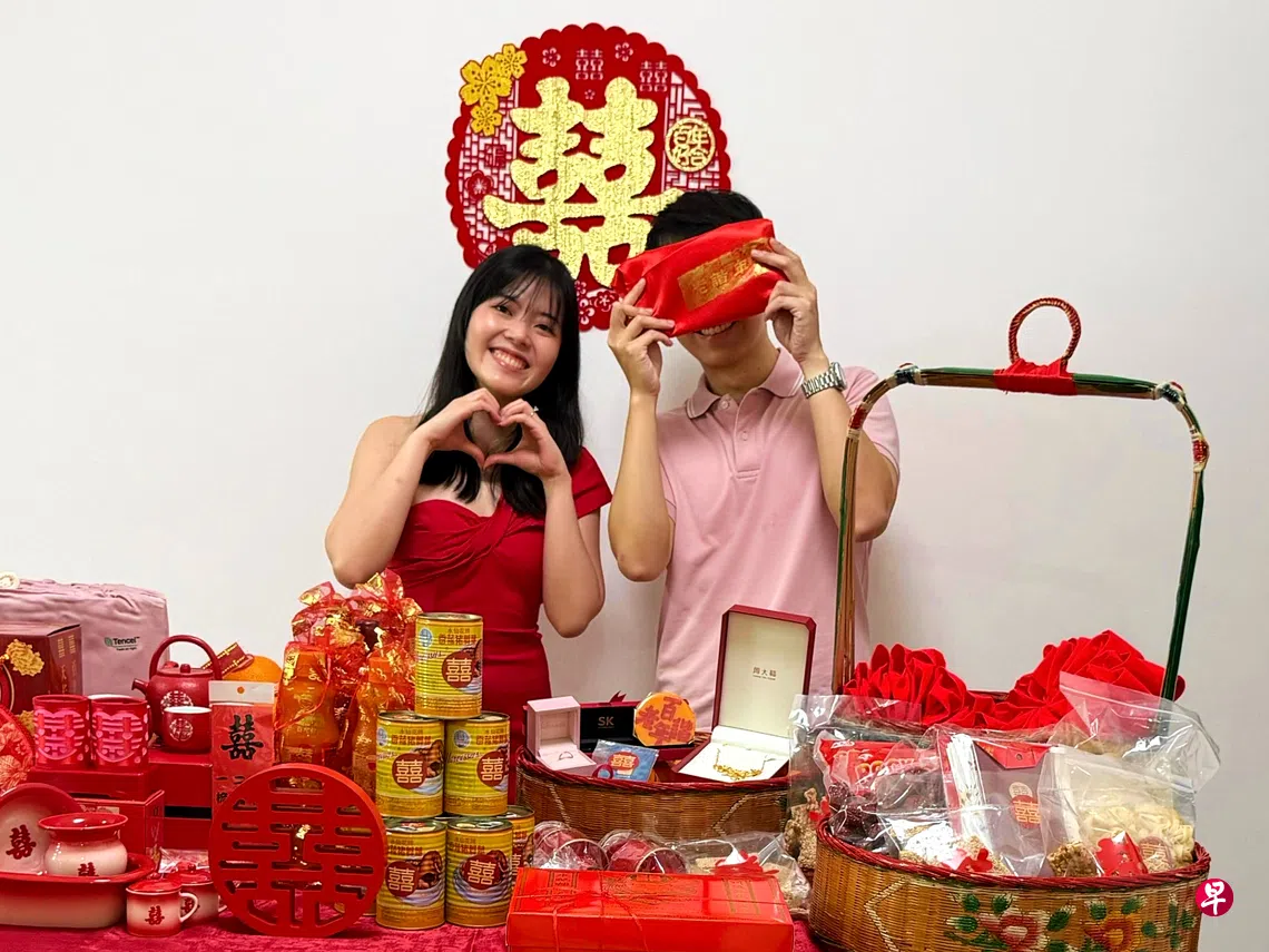 电台UFM100.3 DJ沈嘉怡（左）2025年2月点头嫁柯姓初恋男友（右），未婚夫于10月3日早上10时03分举行“过大礼”仪式。 （受访者提供）