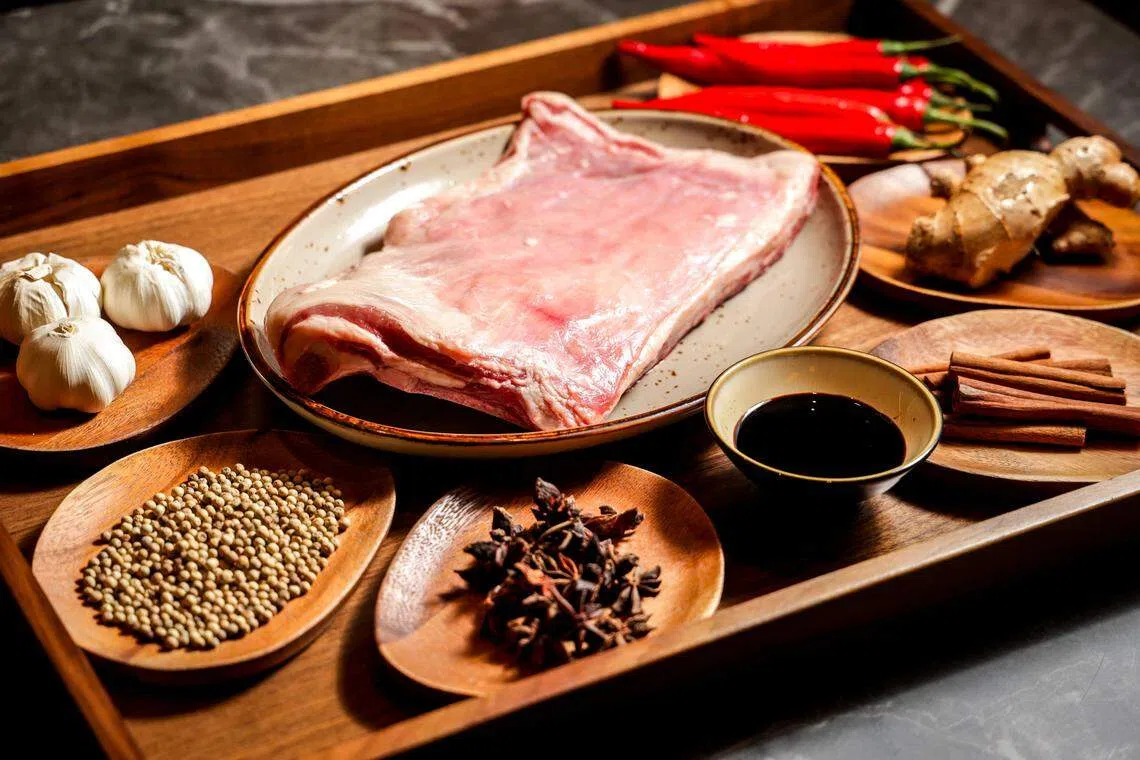 油封羊腩的食材和做法不复杂，让人跃跃欲试。（叶振忠摄）