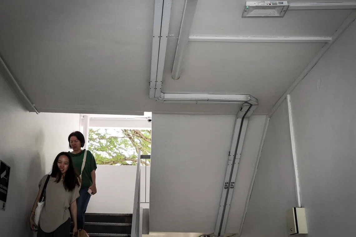 永升路第180座和第181座组屋在试用智能照明，节能省电也省钱。（邝启聪摄）