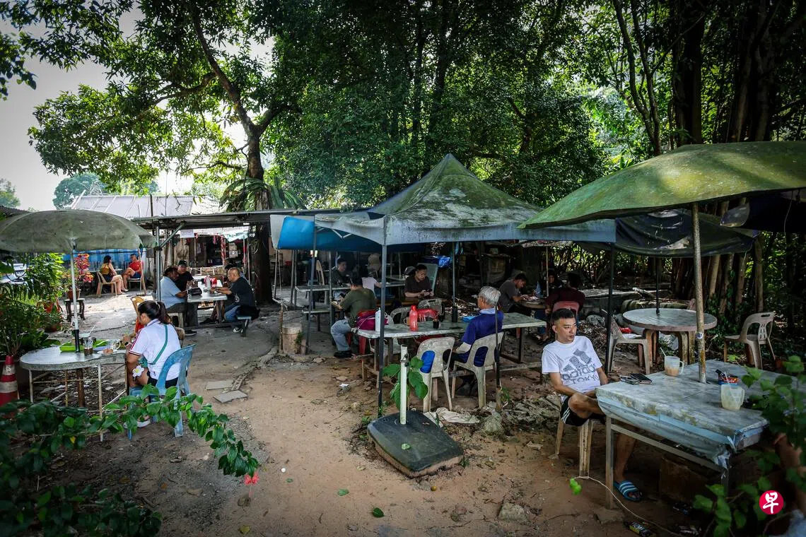 记者上午10时许到场时，已经有许多食客在餐室用餐。 （张俊杰摄）