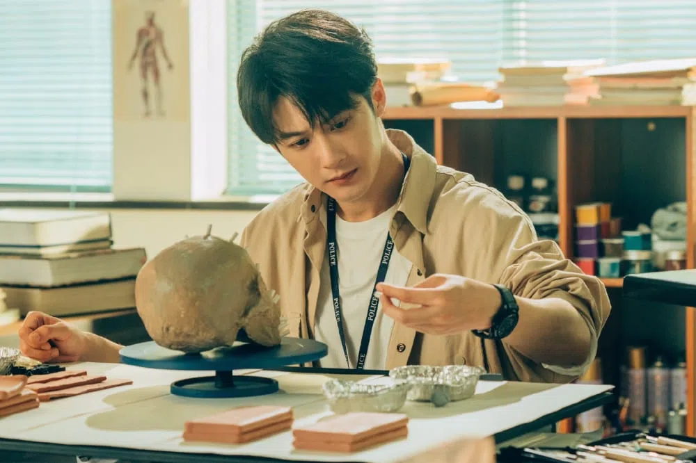 檀健次在悬疑剧《猎罪图鉴》中饰演帅气聪明的画师沈翊。（互联网）