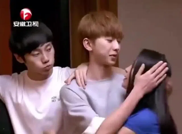 蔡徐坤（中）当年参加综艺，妈妈（右一）惊喜探班。（视频截图）