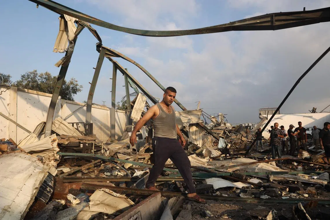 8月17日，以色列空袭加沙地带中部城镇扎韦达（Al-Zawayda），把民宅夷为平地。（法新社）