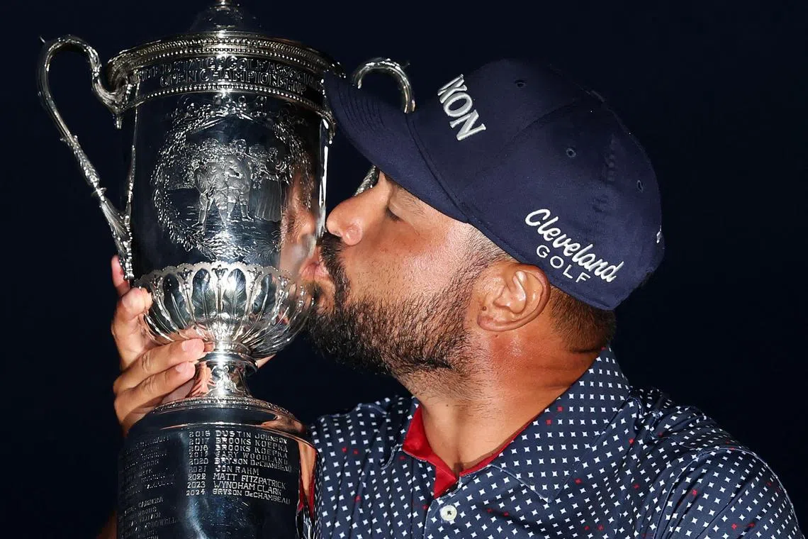 史波恩亲吻美国高尔夫球公开赛冠军奖杯。（法新社）