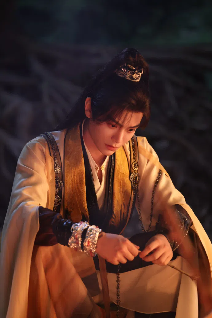 丁禹兮在《永夜星河》中饰演慕声，眼神细节处理得让观众叫好。（丁禹兮工作室微博）