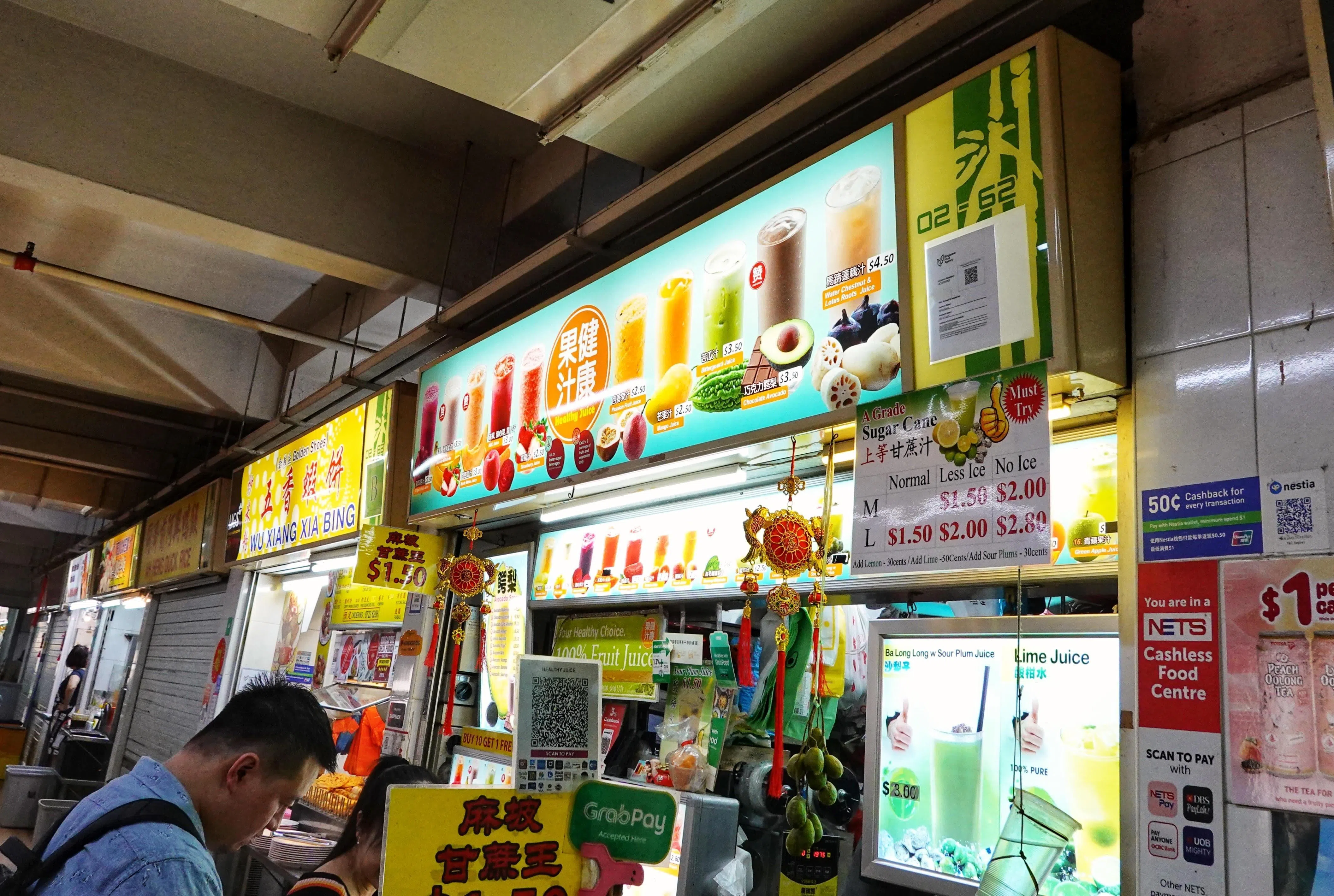 食品局规定，零售食品业者必须把营业执照张贴在显眼且易于查看的位置（如图中招牌右边摊位号码下），违规者会接获严厉警告或被处以销案罚款。（萧紫薇摄）