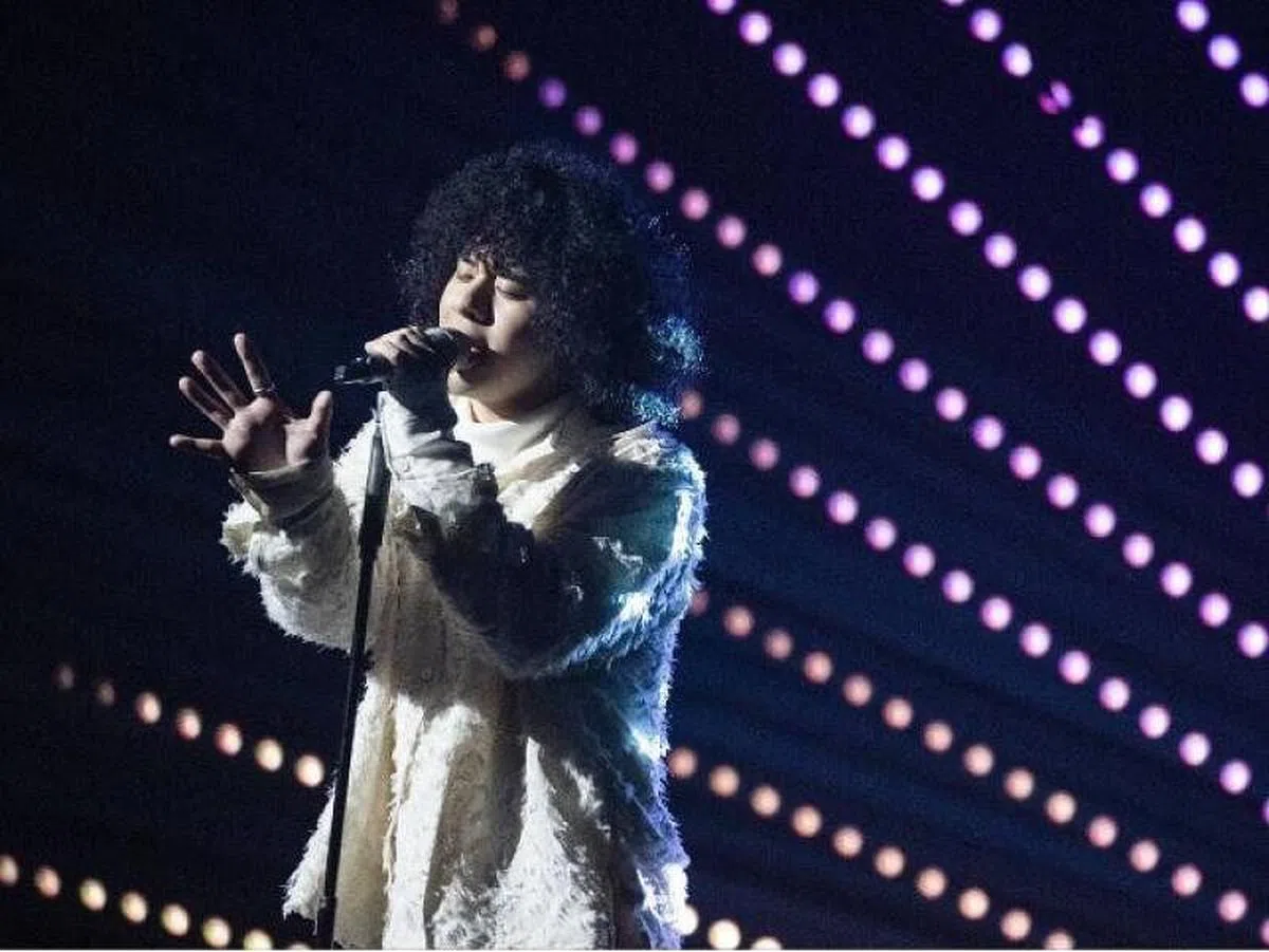 曾比特爆炸头造型一出场已抢镜。（网络）