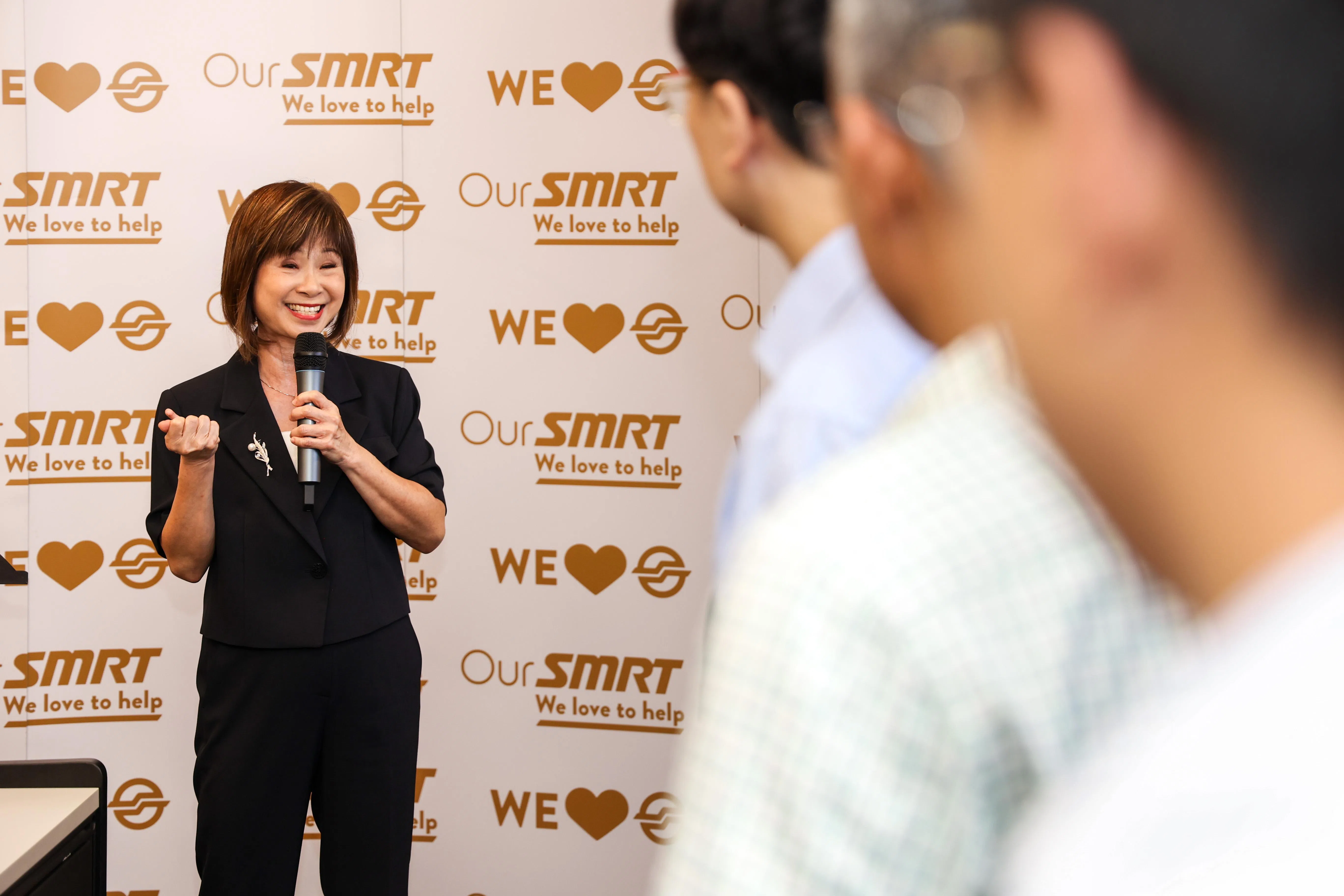 许连碹博士星期四（7月6日）到武吉班让轻轨列车车厂，了解iSafe的运作。 （关俊威摄）