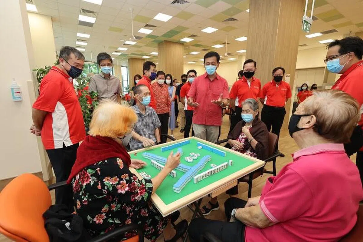 卫生部长王乙康参观广惠肇留医院波东巴西分院。院内也设社区乐龄中心，为年长者举办康乐活动如麻将、体操等。（唐家鸿摄）