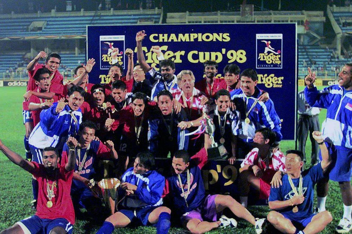 我国在1998年首夺虎牌杯冠军，球员们兴奋庆祝。（海峡时报档案照片）