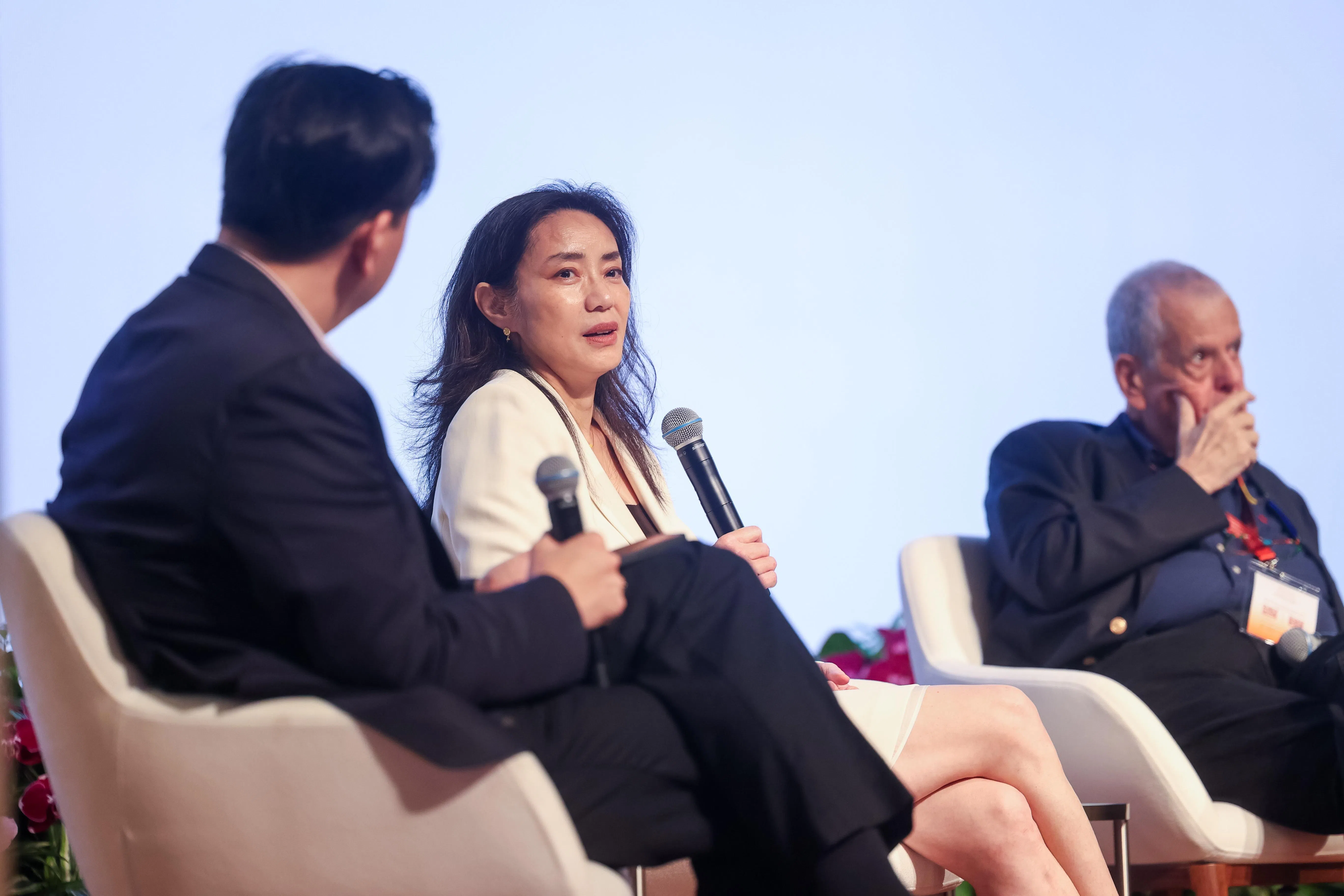 首次出席全球青年科学家峰会的根本香绘教授（左二）除了主讲也参与论坛。（吴先邦摄）