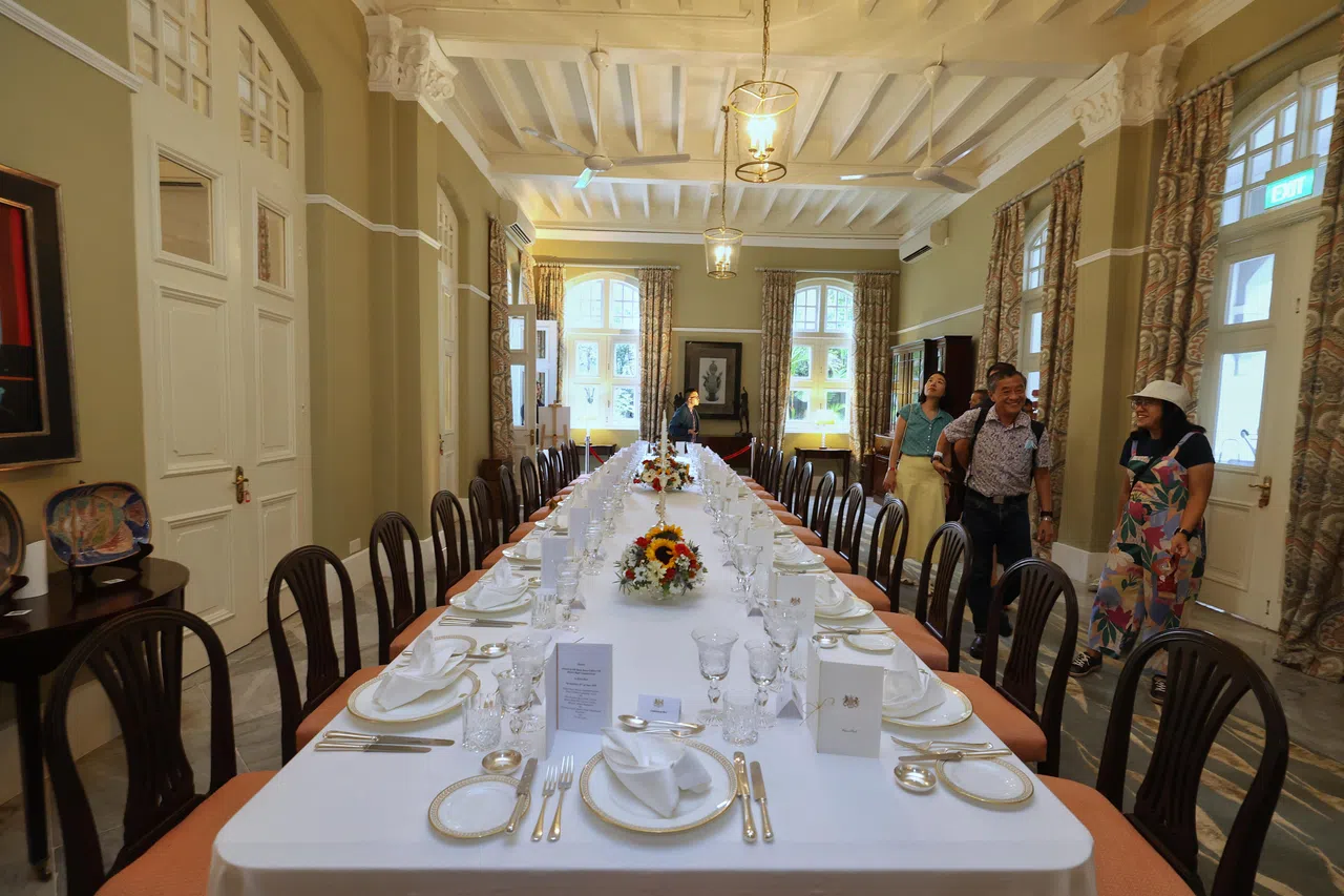伊甸堂内的宴客厅摆放着设有24个座位的宴客长桌，配有精致锃亮的全套餐具，过往的座上宾包括新加坡国务资政李显龙、英国国王查尔斯三世等。（唐家鸿摄）