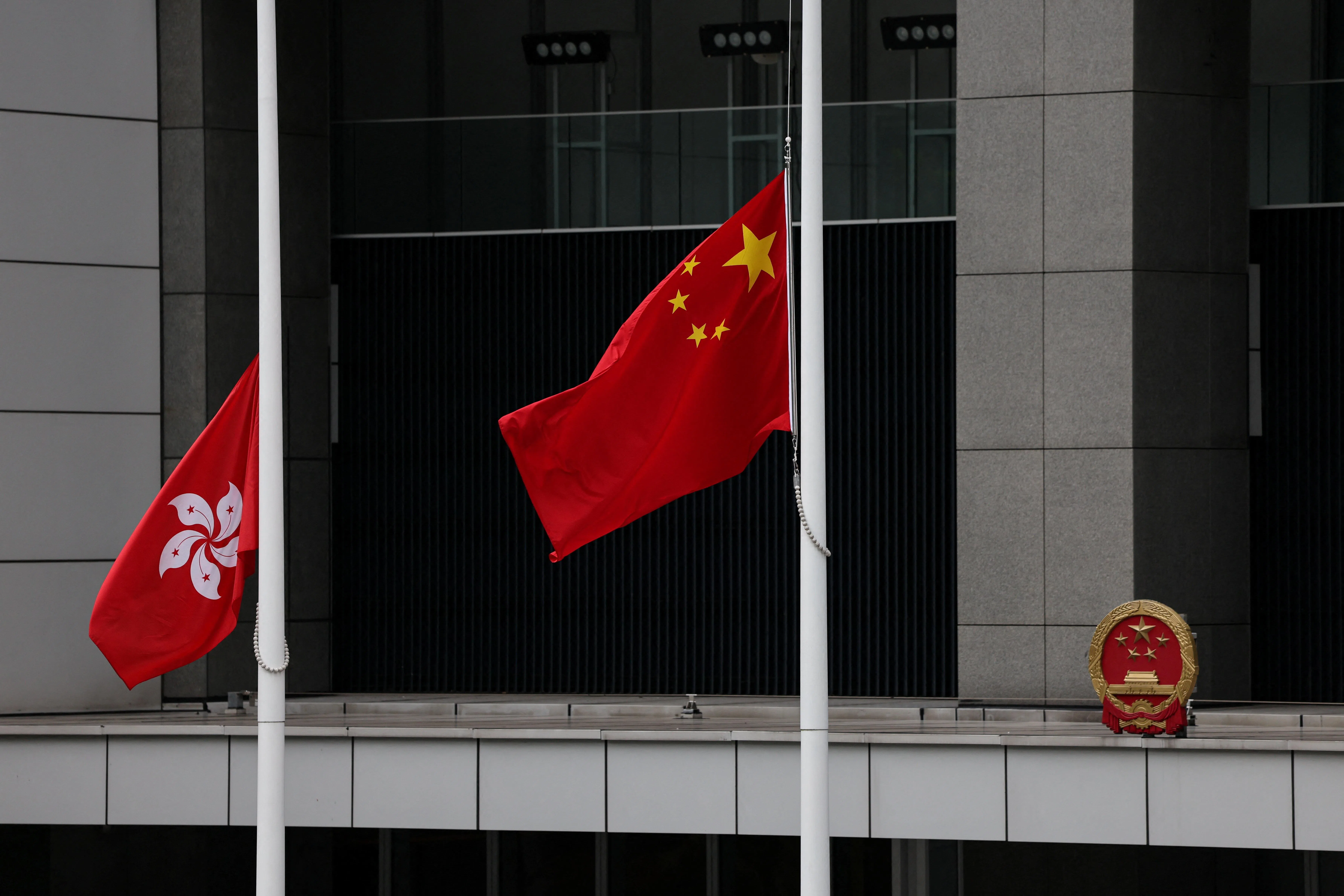 香港特区政府星期二（8月18日）在添马政府总部外降半旗悼念中国国务院原总理朱镕基。朱镕基上星期三（12日）去世，享年98岁。他的遗体星期二在北京火化。（路透社）