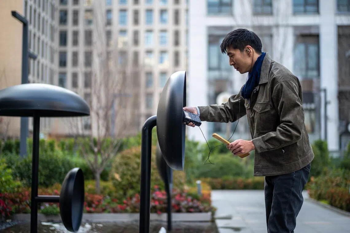 林亿在生活中采集声音素材。（受访者提供）