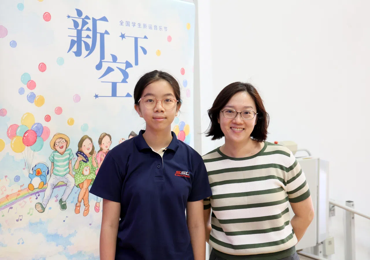 新科技中学学生谢欣颖（左）想创作出富有新加坡元素的歌曲。华文教师王可欣（右）希望可以召集学生参加新谣音乐营。（龙国雄摄）