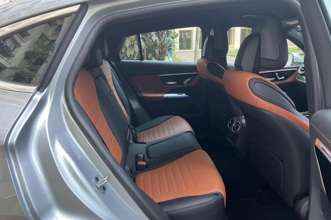 后排乘客腿部空间充足，但车顶倾斜意味着要稍低着头才能进入。（吴庆康摄）