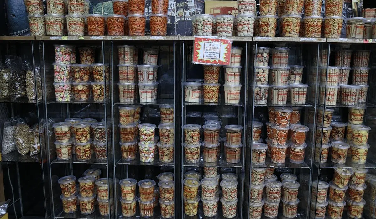 冉花饼（又称肚脐饼、Gem Biscuits）是许多新加坡人儿时喜爱的饼干。