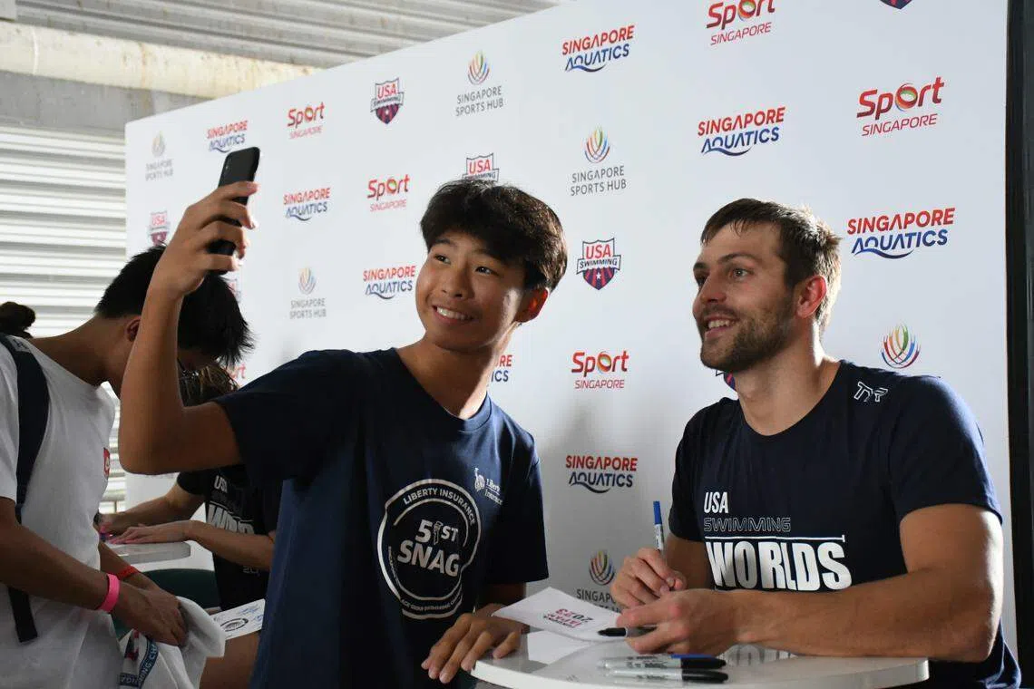 即将在来临世锦赛首次参加单项赛的海尔德（右）与粉丝合影。（新加坡水上运动总会提供）