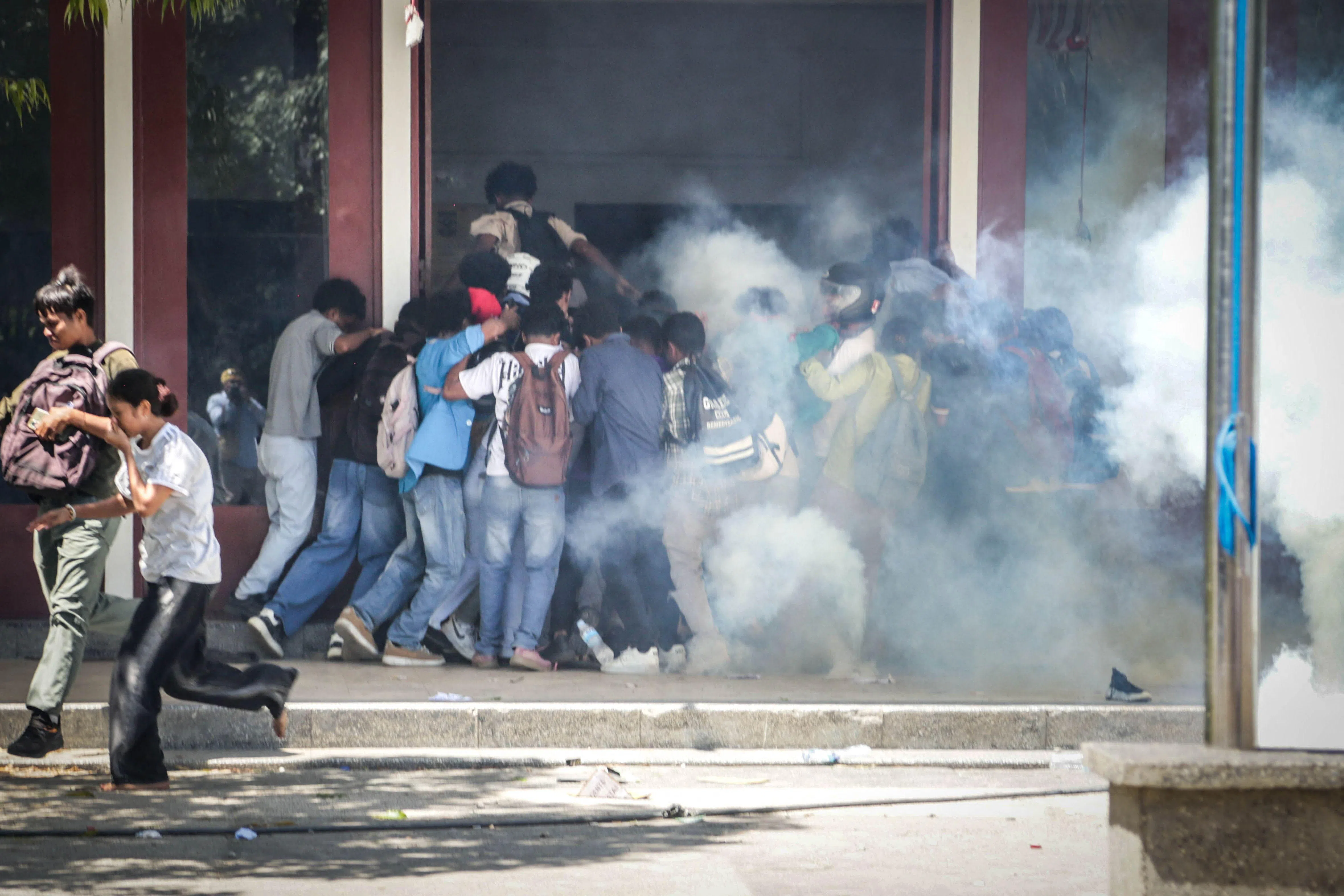 警方星期一在帝力的东帝汶国立大学（UNTL），向示威学生发射催泪弹。（法新社）