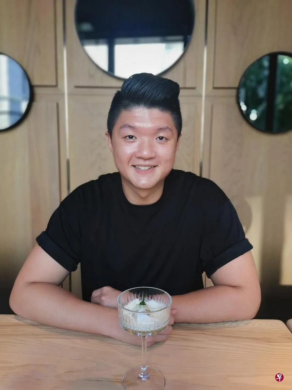 连续两年凭创意新加坡料理获米其林二星肯定的林恬耀，在台中餐馆受访时，展示疫情下的最新创作：纯白、典雅、清凉的“点心版”黑胡椒螃蟹。（温伟中摄） 