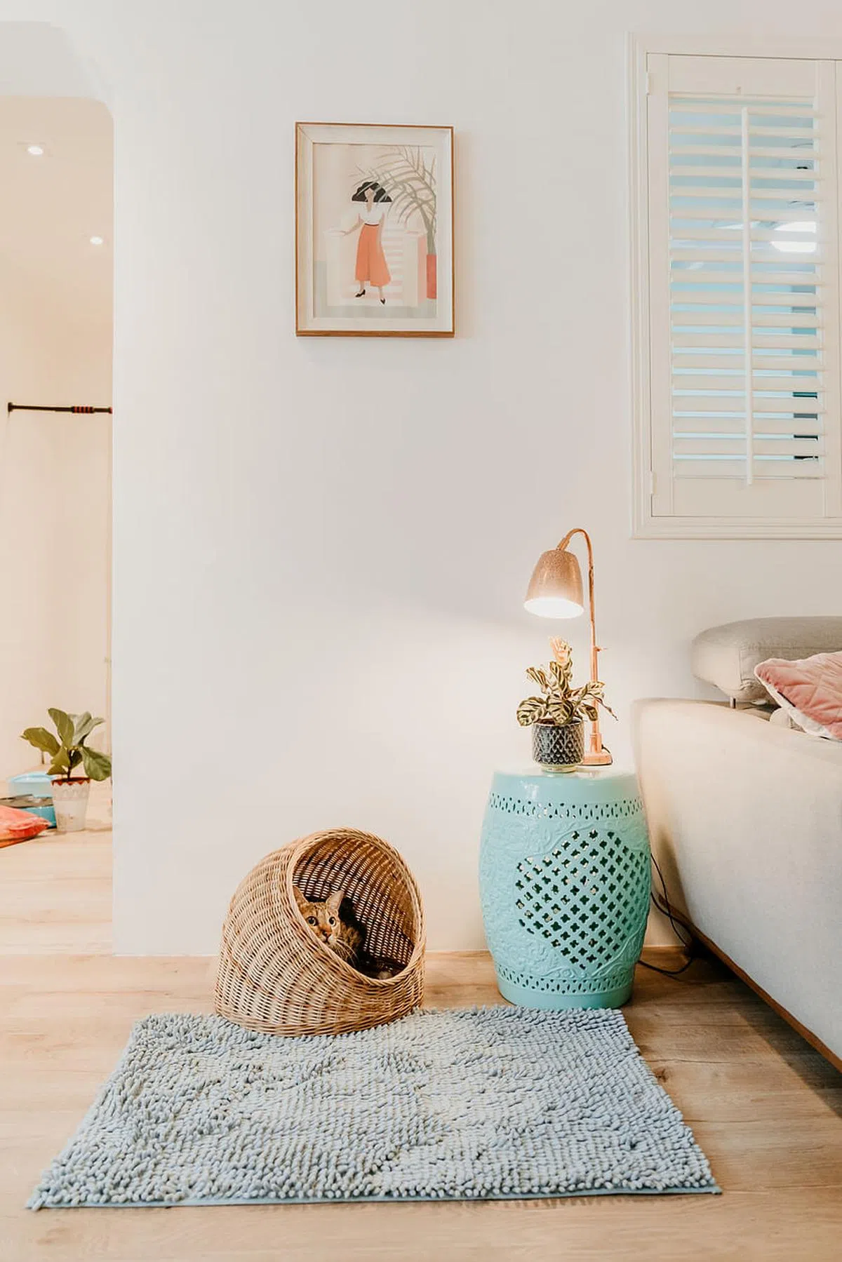 意大利女插画家Maria Laura Fedi这幅插画与百叶窗相映成趣。猫咪在藤编家具内玩躲猫猫。（Wood Works Studio提供照片）