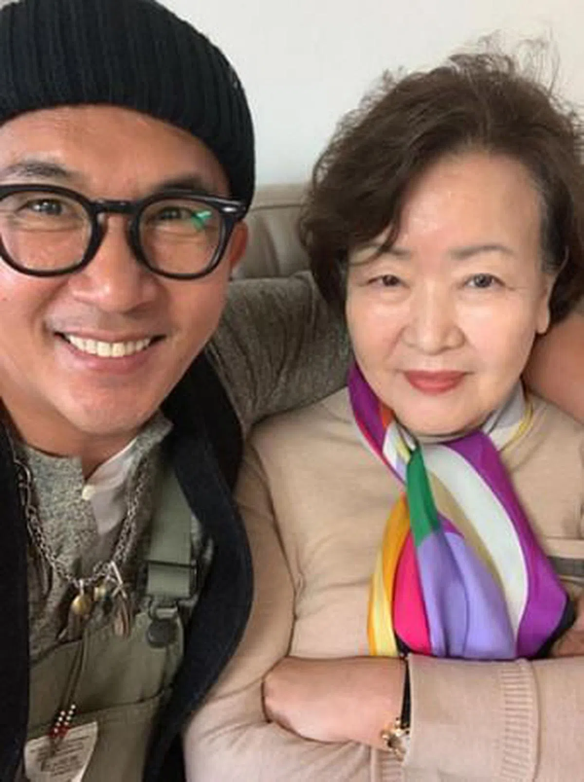 具俊晔和妈妈。（互联网）