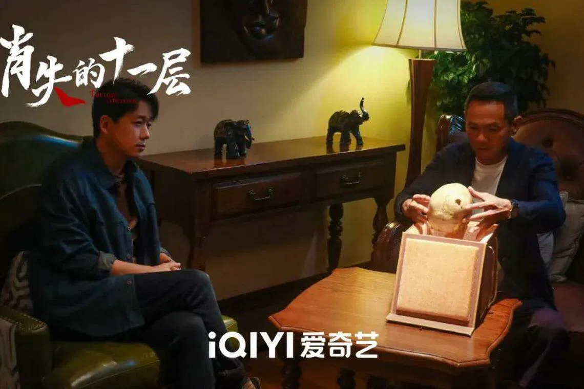 潘粤明（左）与果靖霖扮演兄弟，互相在对方面前演戏。（互联网）