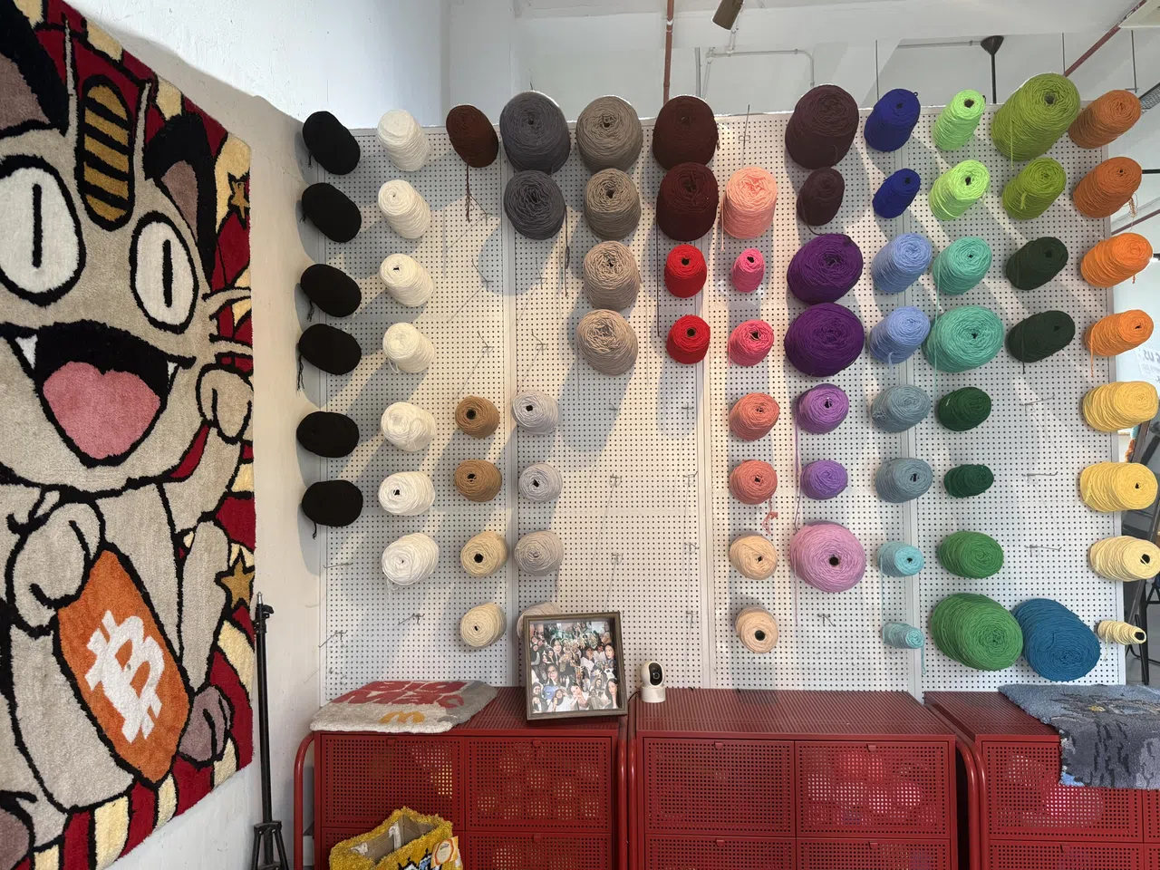 还没开始簇绒体验，单是看到缤纷的毛线已能调剂心情。（陈映蓁摄）