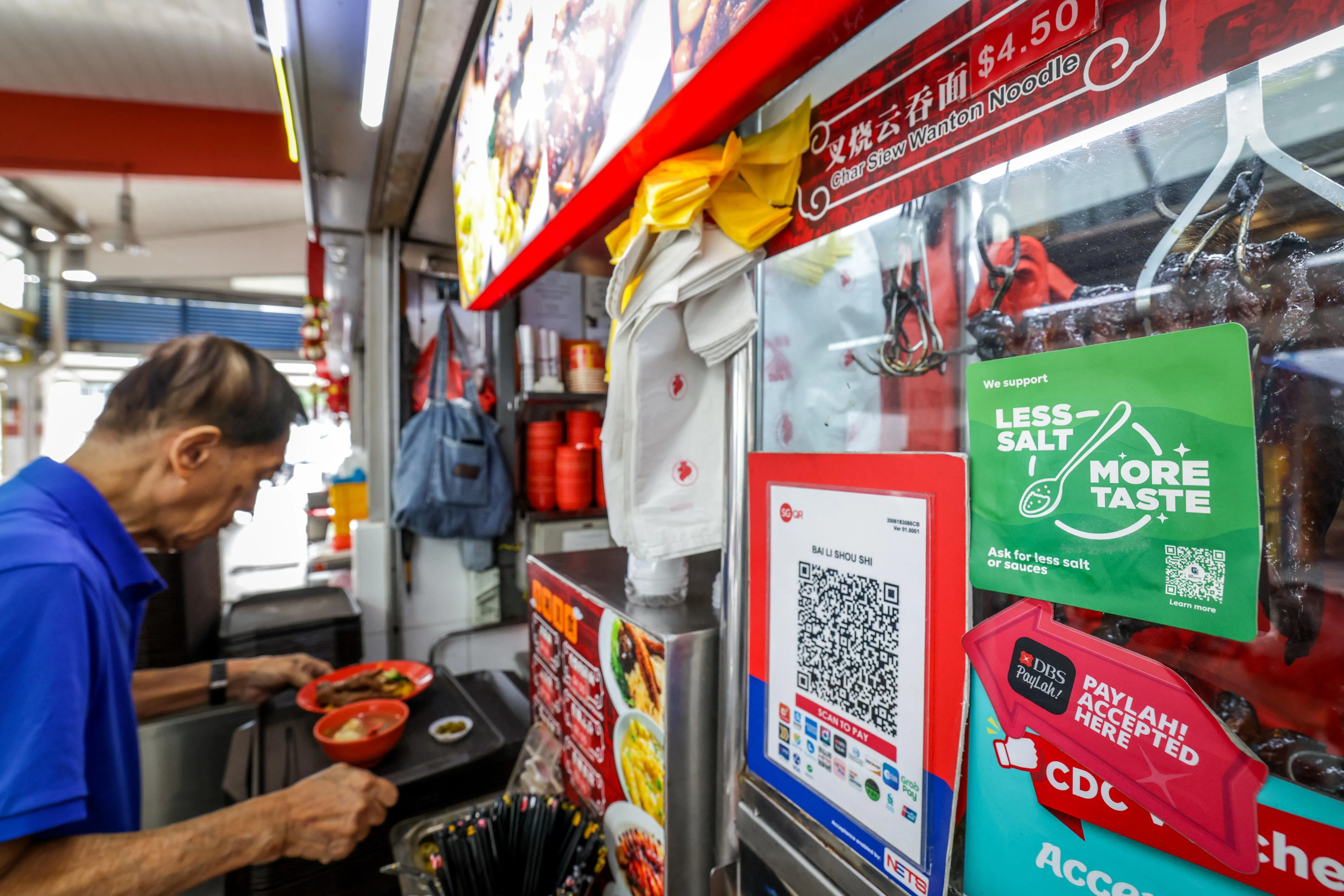保健促进局的“少盐，多味”（less salt, more taste）贴纸，提醒食客主动要求少盐、少酱料或少酱汁。（叶振忠摄）