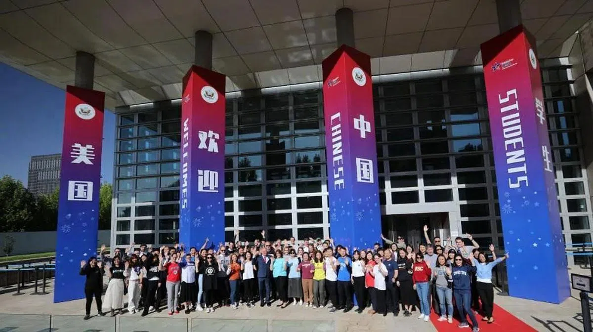 不过，2021年5月4日，美国驻华大使馆宣布恢复对中国留学生的签证工作，并配以写有“美国欢迎中国学生”字样的图片，对中国留学生来美表示欢迎。（美国驻华大使馆官方微信/互联网）