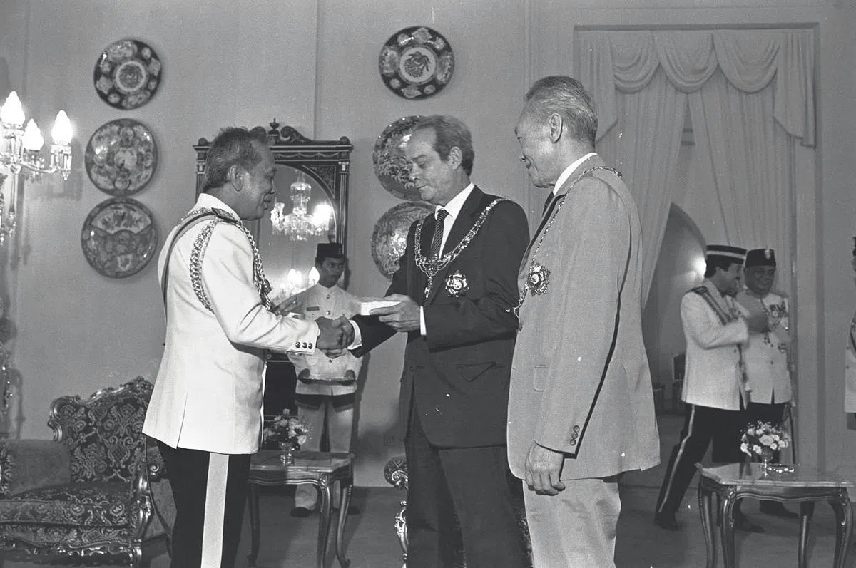 建国总理李光耀（右一）和首任律政部长巴克（中）在1984年4月9日从已故马来西亚柔佛州苏丹依士干达（左一）手中接获一级王室拿督斯里巴杜卡勋章。（档案照）
