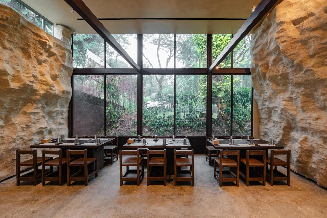 走入Gochu餐馆，先映入眼帘的是以洞穴为灵感的室内设计。（餐馆提供）