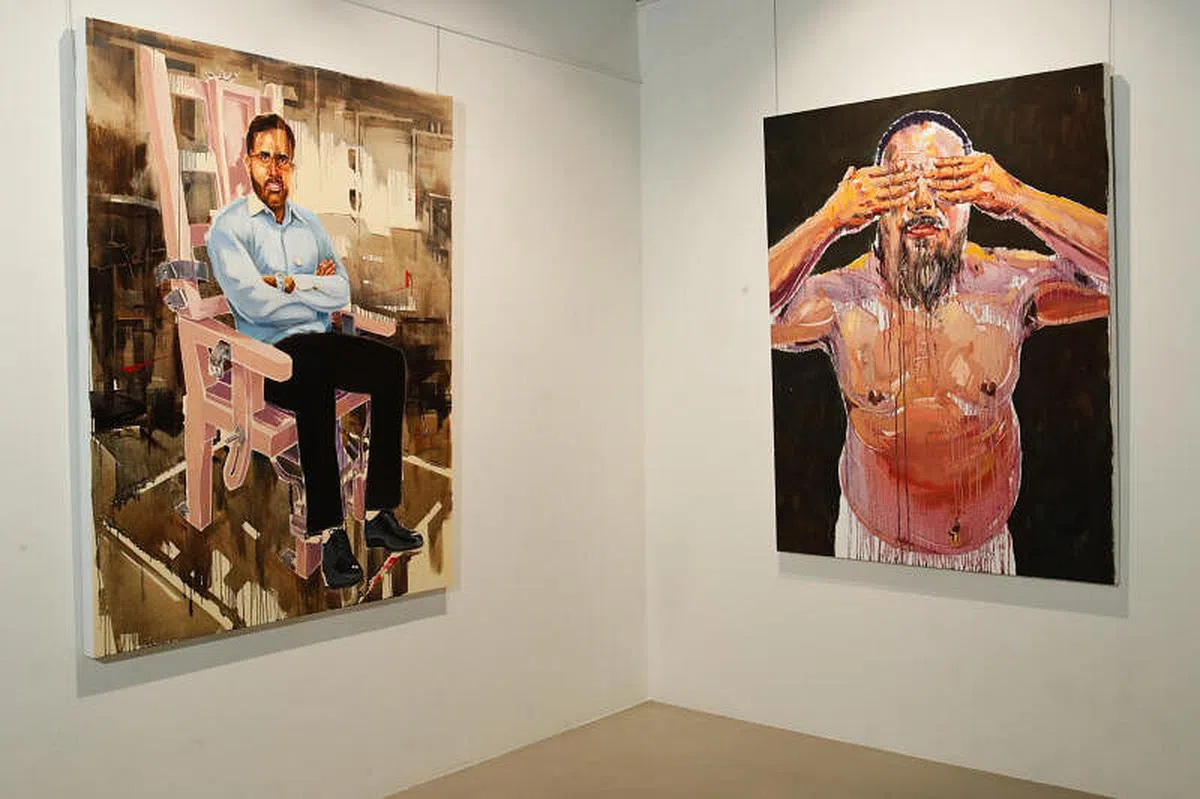 巫思远笔下坐在电椅上的国会反对党领袖毕丹星（左图）与艾未未肖像画《看不见邪恶》。