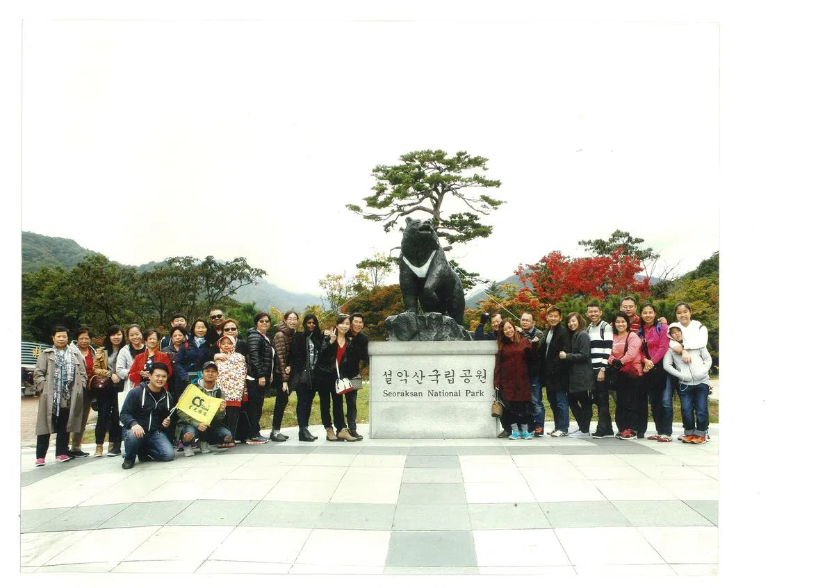 疫情前，公司上下员工与家属会常年到海外旅游，联系感情。此为2017年韩国之旅。（受访者提供）