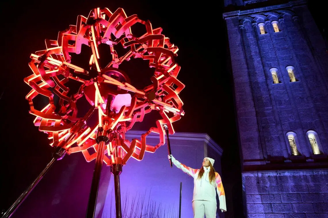 意大利的两届冬奥会高山滑雪冠军索菲亚点燃在米兰的主火炬。（路透社）