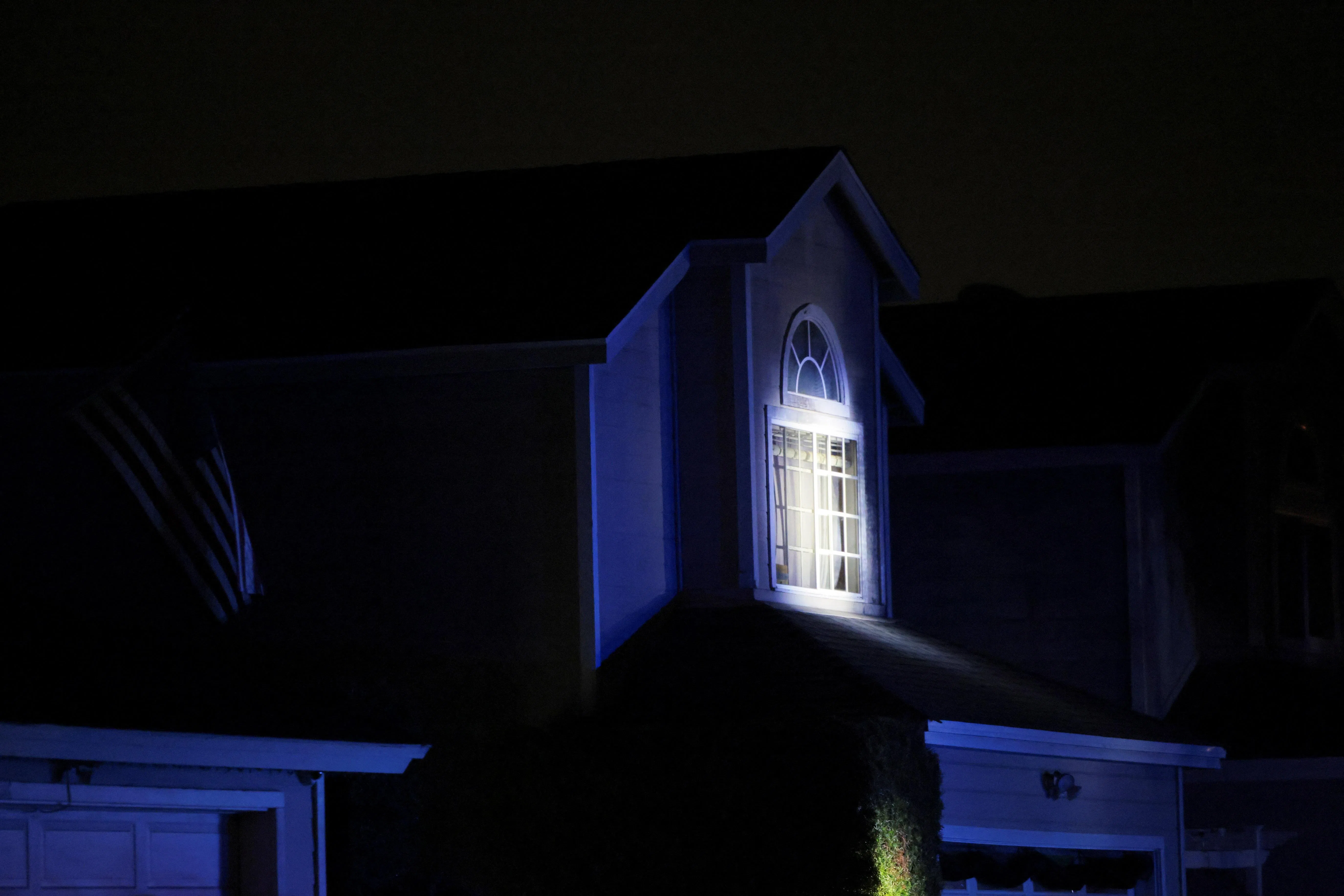 枪手艾伦来自加州，家住沿海城镇托伦斯。美国联邦调查局用灯光照亮当地一栋房屋，据说是艾伦的住所。（路透社）