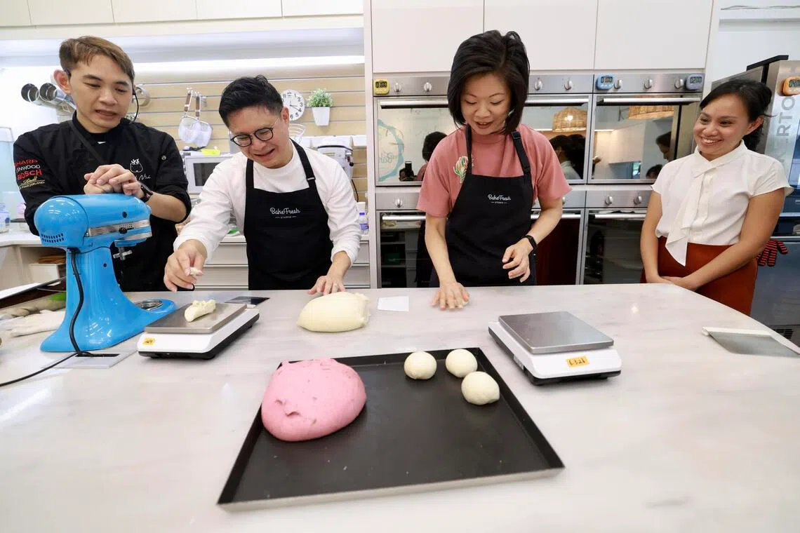 陈诗韵（右起）、沈颖和符策翔在对话会后走访丹戎巴葛坊，并与店家互动。（陈斌勤摄）