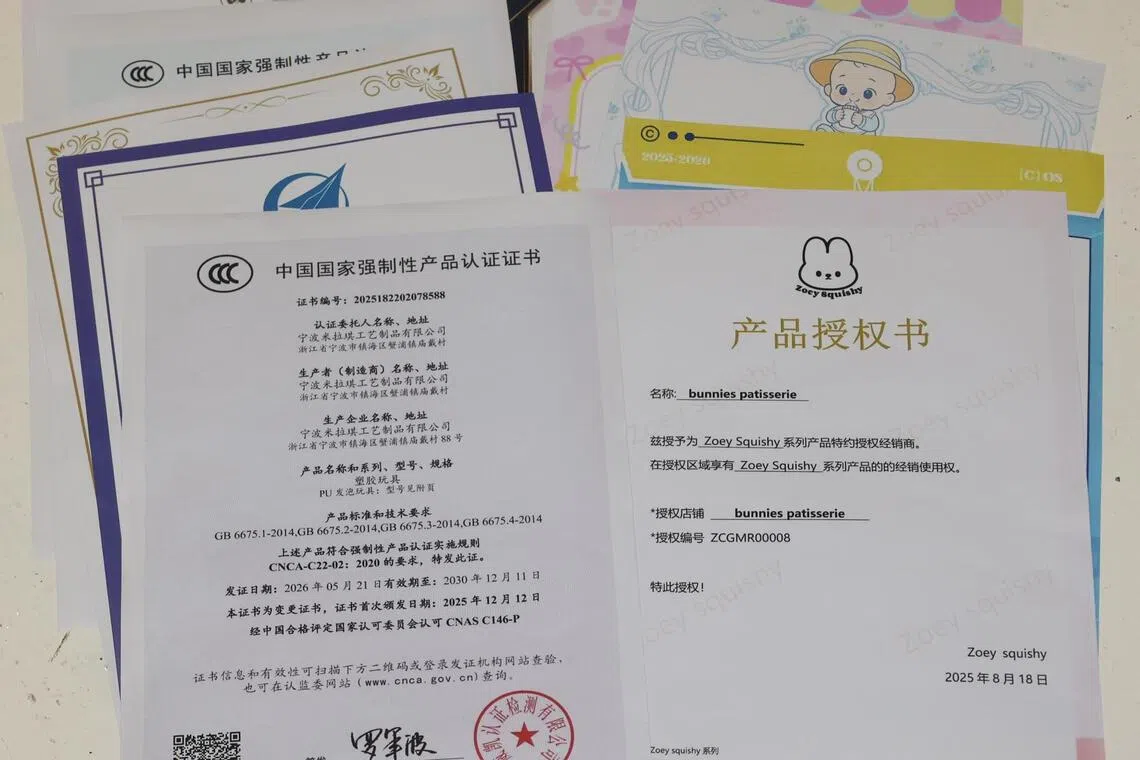 Bunnies Patisserie打印出商家提供的凭证展示在店内。（邬福梁摄）