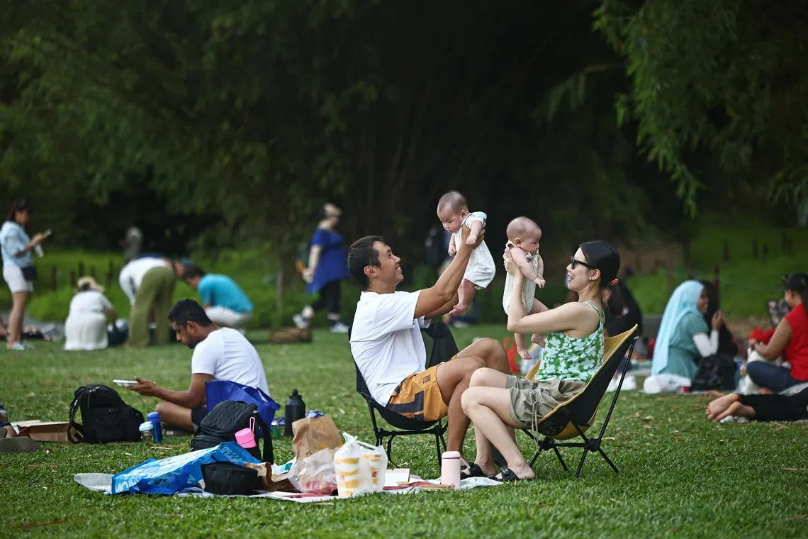 黄总理在国庆群众大会中说，政府正在研究更多额外措施，以更好地在就业、住房和育儿等每个人生阶段支持年轻国人。（陈渊庄摄）
