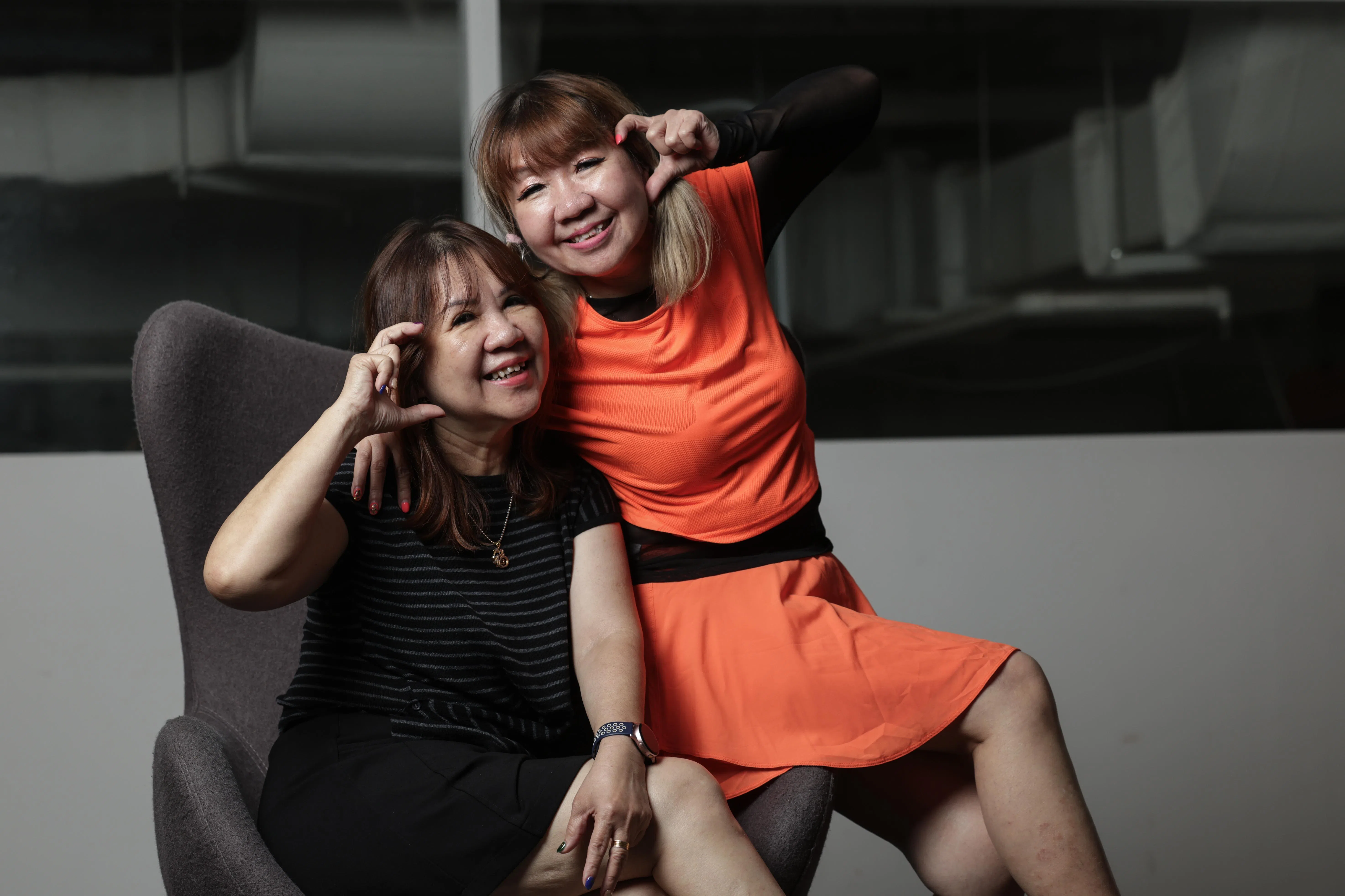 陈爱清（左）和陈爱莲的默契几十年不变。两姐妹会说出同样的话，点同样的食物，甚至做同样的梦。（叶振忠摄）