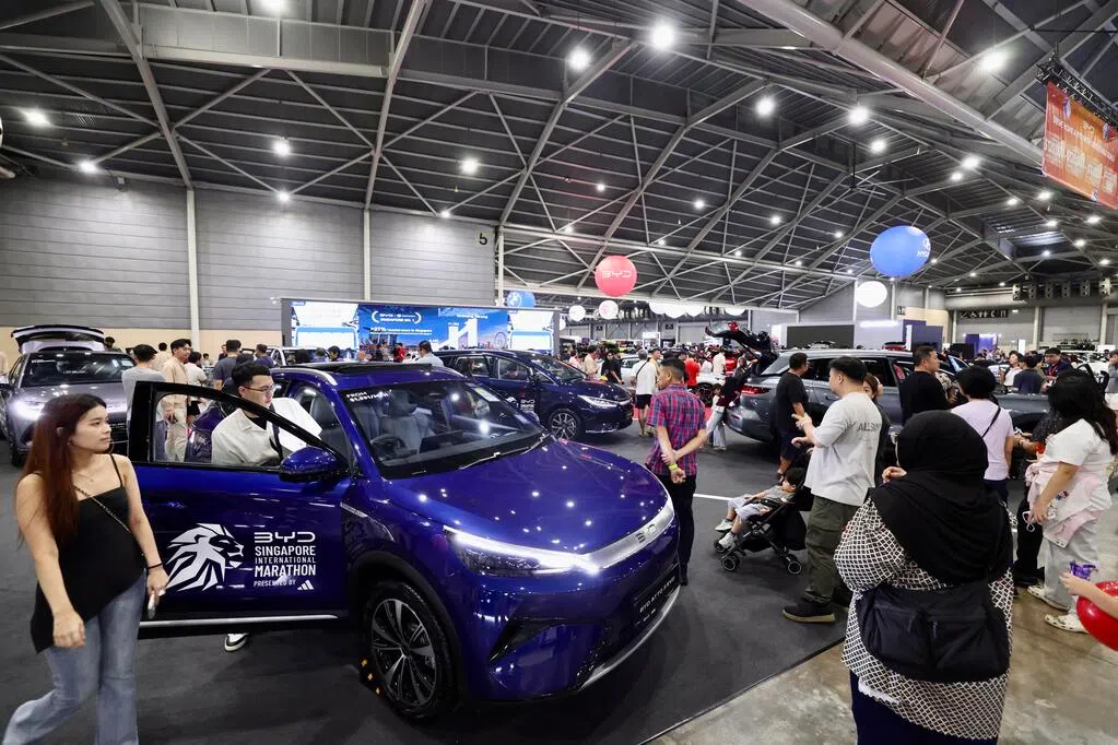 新加坡汽车商公会认为，不应只按照过去的汽车抵岸价（OMV）中位数来划分回扣和附加费，并建议由陆交局预先设定一个固定上限，对比每辆车的当前OMV。