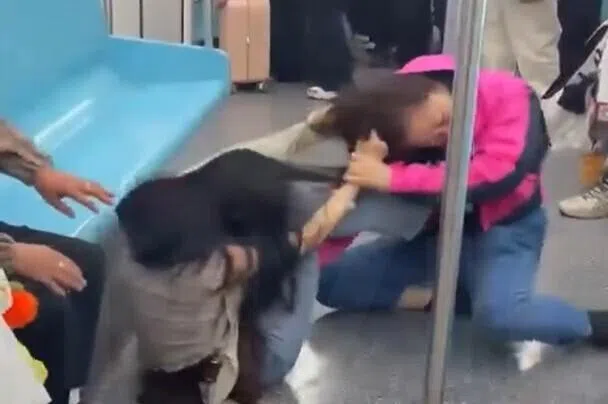 上海两女子争抢座位地铁车厢互殴扯头发